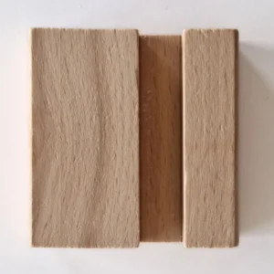 Houten standaard om een keramiek tegeltje op te zetten.