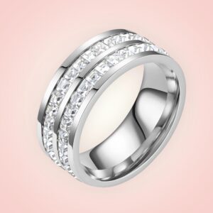 Ring met heel veel cubic zirconia's, RVS