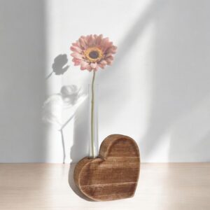 Houten hart met een klein glazen vaasje