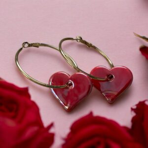Oorbellen met een keramiek hart, warm rood