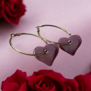 Oorbellen met een keramiek hart, fuchsia