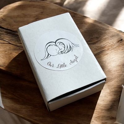 Troostkado, Bedel Angel baby in moeders armen, met fijn kettinkje - Afbeelding 2