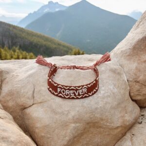 Leuke geweven armband met het woord 'forever'.