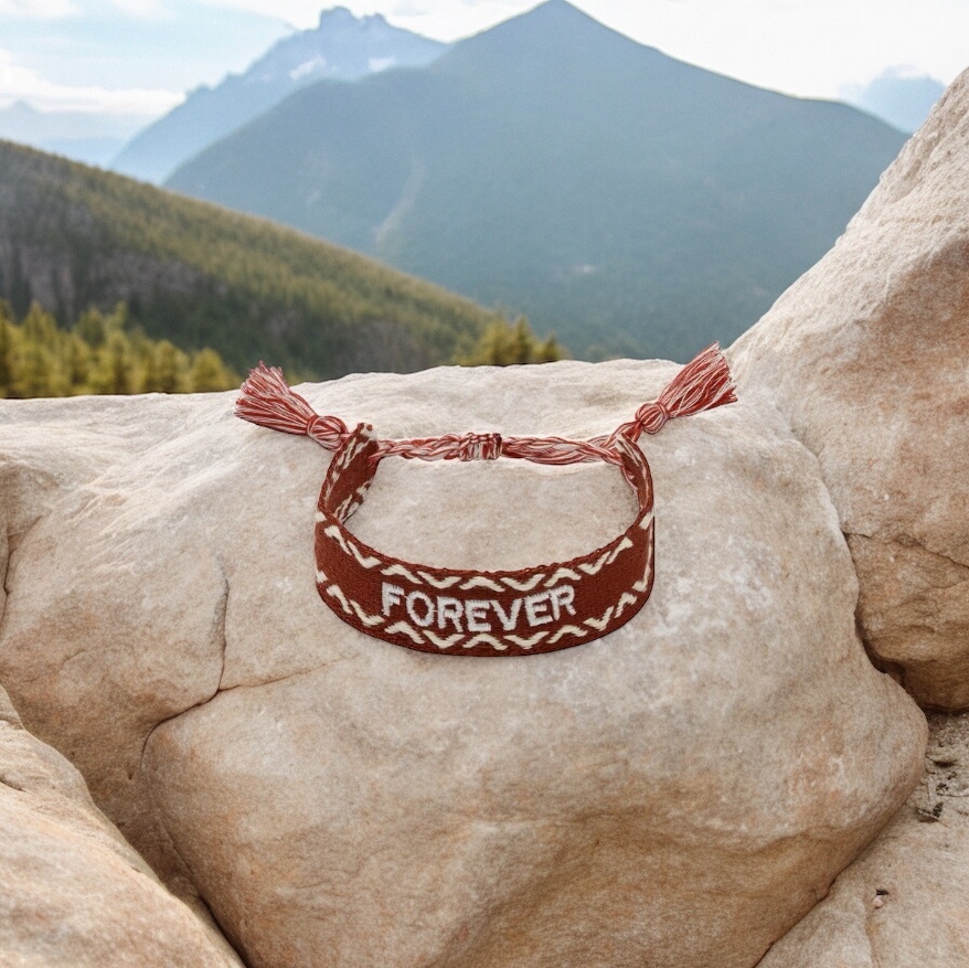 Leuke geweven armband met het woord 'forever'.