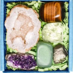 Cadeau boxje met diverse edelstenen.