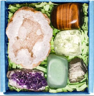 Cadeau boxje met diverse edelstenen.