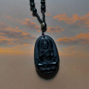 Een geweldige obsidiaan ketting om te zien, met Boeddha