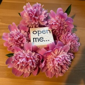 OPEN ME.... klein leuk cadeautje, met rood hartje