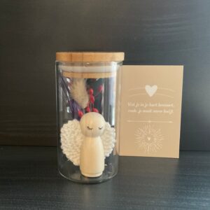 Lief handgemaakt engeltje in glazen tube met droog bloemetjes (Troostkado)
