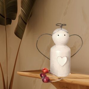 Kleine houten engel met hartje op borst