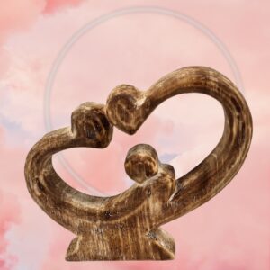 Houten beeld, ouders met kindje