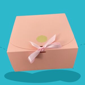 Roze cadeau box met strik, gouden hartje - 20x20x10 cm